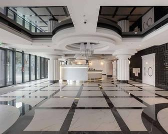 Modern Apartments with Swimming Pool in Hanza Tower by Noclegi Renters - 什切青 - 大廳