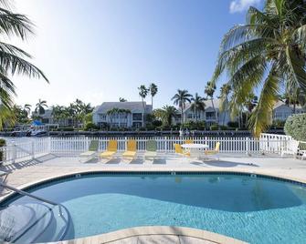 Snug Harbour View Condo #5 - George Town - Pool