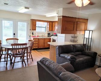 Charming 2 Bedroom Duplex Cottage With All Amenities - Idabel - Living room