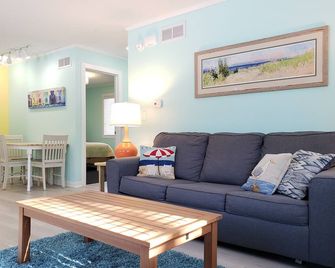 Sunshine Cottage, Saugatuck. Walk downtown. Clean, crisp, colorful, convenient. - Saugatuck - Living room