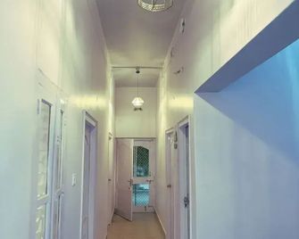 Dormtales Hostel - Varanasi - Flur