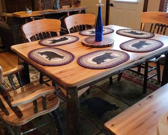 Come relax at Duck Pond Mountain Retreat w/stream & pond on 9 acres - Marion - Dining room