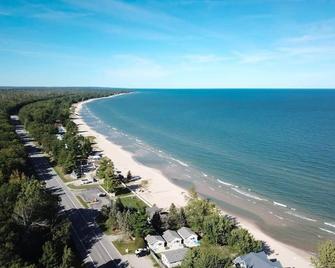 Charming Lake Huron Cottage Private Beach Access - Oscoda - Pláž