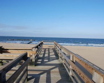 Historic Beach Side Getaway - Pet friendly, WiFi cottage - נורפולק - חוף