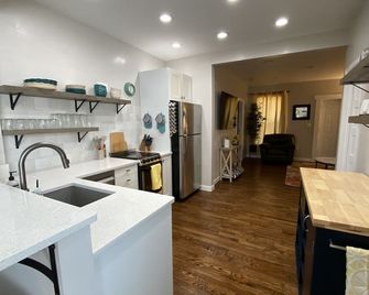 Cozy 3br Littleton Home: 2kings + Queen Beds /Pet Friendly/Walkable! - Littleton - Cocina