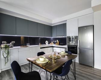 Yugo Explore - Highfield Park - Dublín