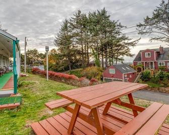 T04 - Cutter @ Trollers Lodge - Depoe Bay - Patio