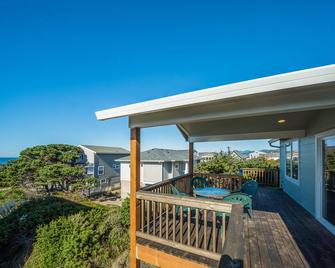Coastal cottage with stunning ocean views & private gas grill - dogs welcome - Gold Beach - Balcón