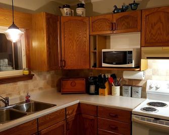 The Nottawa Gem. 15 Min to Blue Mtn, 30 Min to Barrie. 2 Bedroom, 1 Bathroom. - Collingwood - Kitchen