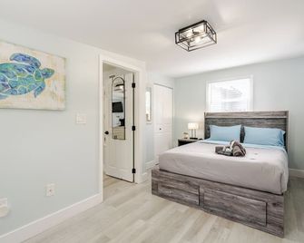 Palm Beach Charm - Hot Tub, Bikes & More! Completely Renovated! - West Palm Beach - Bedroom