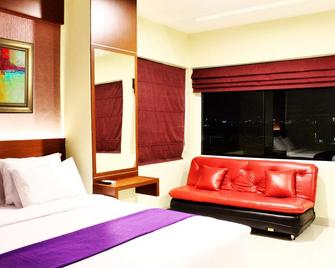 Raising Hotel Makassar - Makassar - Bedroom