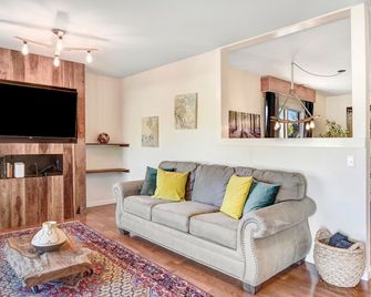 Sonoma Valley Vacation Home - Santa Rosa - Living room