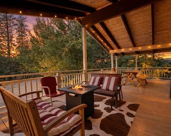 Maple Leaf Lodge 3 Bedroom Home by NW Comfy Cabins by RedAwning - Leavenworth - Balcony