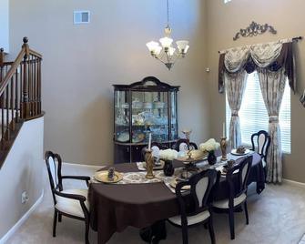 Luxury Rooms- A Quiet, Peaceful, Cozy Place To Rest And Relax - Stockton - Dining room