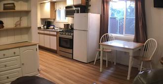 7 Gables Inn & Suites - Fairbanks - Kitchen