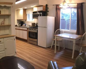 7 Gables Inn & Suites - פיירבנקס - מטבח