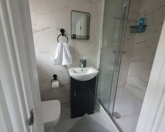 Private Room Sleeps 2 with Ensuite & Parking - Birmingham