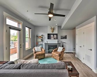 0660: Dtwn Salida Condo w/ Balcony - Salida - Living room