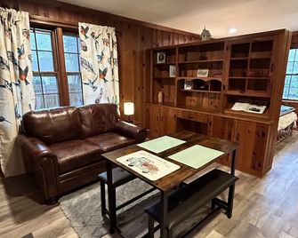 Nestover - Cozy cottage close to James River, shopping, & eateries! - Newport News - Living room