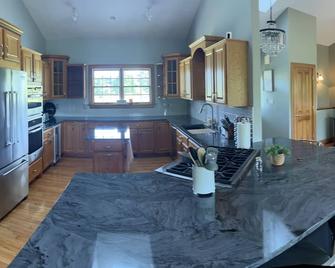 Fully custom modern four bedroom home on 13 acres with a stocked pond. - Murphysboro - Cocina