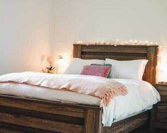 Rose Ranch - Charming Country Home - Iola - Slaapkamer