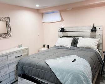 Lakefront house-6 acres of woods-Private Lake-4 miles from MIS - Brooklyn - Habitación