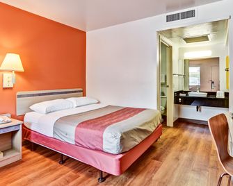 Motel 6 Pittsburgh, Pa - Crafton - פיטסבורג - חדר שינה