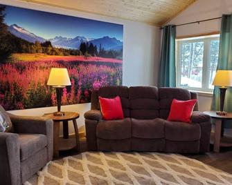 Delta Accommodations-Alaska Country Inn - Delta Junction - Living room