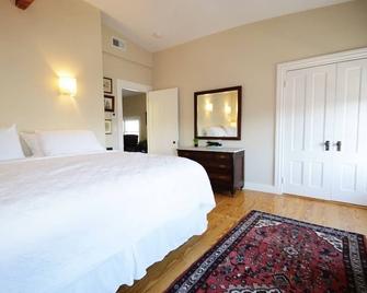 Right on Broadway - Sunny, Private Apartment - Providence - Bedroom