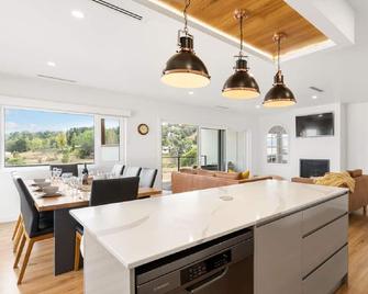 22b Old Kosciuszko Rd - 4br Townhouse L Amazing Lake Views L Wifi L Bbq - Jindabyne - Dining room