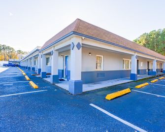 Whispering Pines by Hotel O Whitestone VA - White Stone - Building