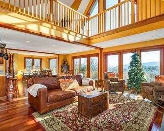 Peaceful Chalet in the White Mountain Forest | Sleeps 15! - Bartlett - Living room