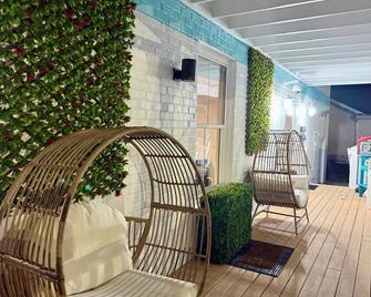 Ocean Sands Beach Boutique Inn - Kill Devil Hills - Patio