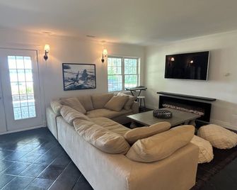 Tackle Box Retreat - Deseronto - Living room