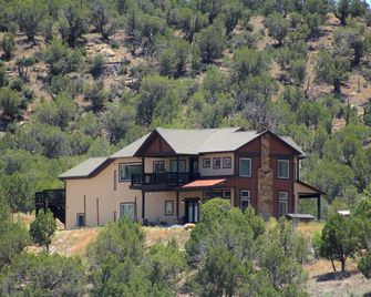 Charming 4-bedroom house with WiFi, AC in delightful Rifle - Rifle - Gebouw