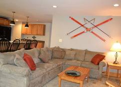 Beautiful Jay Peak Ski-in/Ski-out with hot tub! - North Troy - Living room
