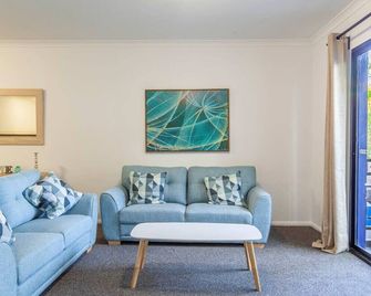 Stylish Apt In The Heart Of Perth City - Perth - Living room
