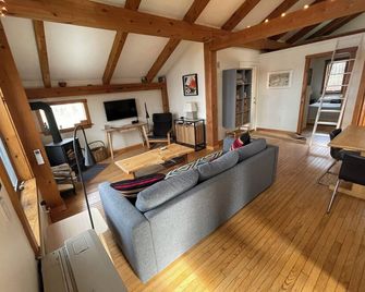 Spectacular 8 Acre Oceanfront Property with Beautiful Sunsets - Harpswell - Living room