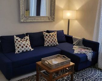 Ancient Stone 'Casa Rosa'- Sea and Mountain View Tranquil Borgo - Tavenna - Sala de estar