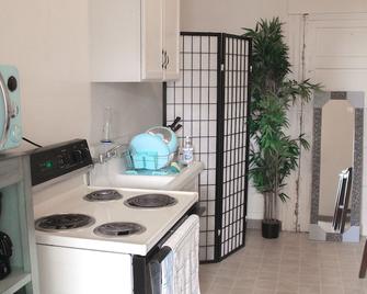 Downtown Red Bluff Turn-of-the-Century Apartment w/ Kitchenette - Red Bluff - Kitchen