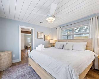 Stylish Home w/ Private Pool Near Kemah Boardwalk - Kemah