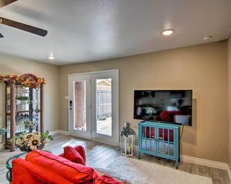 Renovated Modern Home with Patio, Walk to Texas Tech - Lubbock - Living room