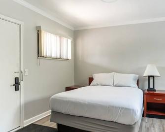Private Room in Brownstown – Queen Bed Amenities - Woodhaven - Bedroom