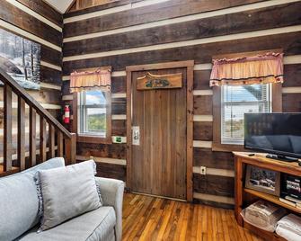 Tranquil Cabin with Jacuzzi, Porch Swing, and Mountain Views! Cabin 3 - Fancy Gap - Living room