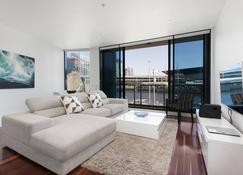 Melbourne Holiday Apartments Flinders Wharf - Melbourne'dan - Oturma odası