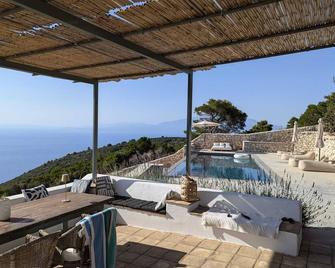 Beautiful secluded villa, private 12m infinity pool and incredible sunset views - Volimes - Piscina