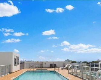 Luxury Condo with Rooftop Pool - 5-Min to Beach - Miami Beach - Pool