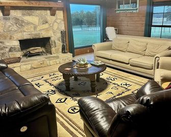 Rural Western Cabin- Hot Tub-Pool Just 5 Mins From Exciting Stephenville! - Stephenville - Sala de estar