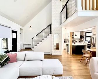 NEW cozy getaway near Mt Monadnock with hot tub - Rindge - Sala de estar