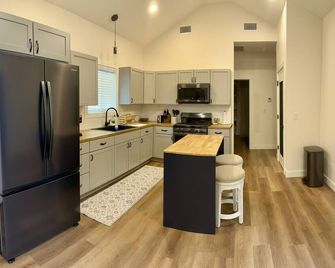 Pineywoods Blue Cottage nestled in the heart of East Texas - Lufkin - Kitchen